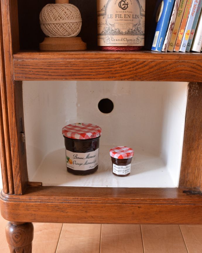 アンティークのキャビネット　アンティーク家具　南仏スタイルのアンティーク家具、天然石天板のベッドサイドカップボード。扉の中は白くて、ドーム型に丸くなっています。(k-1599-f)