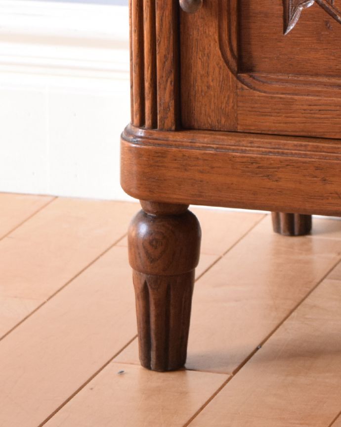 アンティークのキャビネット　アンティーク家具　南仏スタイルのアンティーク家具、天然石天板のベッドサイドカップボード。しっかりお直ししてありますので安定感があります。(k-1599-f)