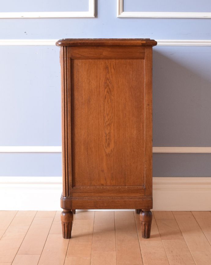 アンティークのキャビネット　アンティーク家具　南仏スタイルのアンティーク家具、天然石天板のベッドサイドカップボード。横から見てもステキです。(k-1599-f)