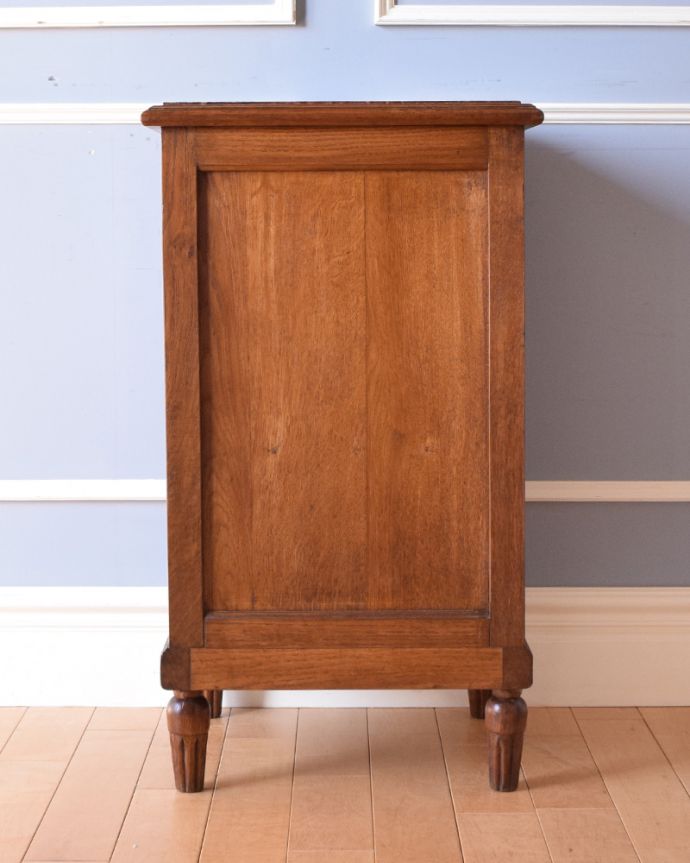 アンティークのキャビネット　アンティーク家具　南仏スタイルのアンティーク家具、天然石天板のベッドサイドカップボード。アンティークは新品ではないので、もちろん経年変化によるキズはありますが、専門の職人が目立たないようキレイにお直しをしているので、後姿までキレイです。(k-1599-f)