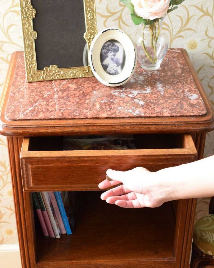 アンティークのキャビネット　アンティーク家具　南仏スタイルのアンティーク家具、天然石天板のベッドサイドカップボード。ハンカチや、読みかけの本や、日記帳などを収納しても良いですね。(k-1599-f)