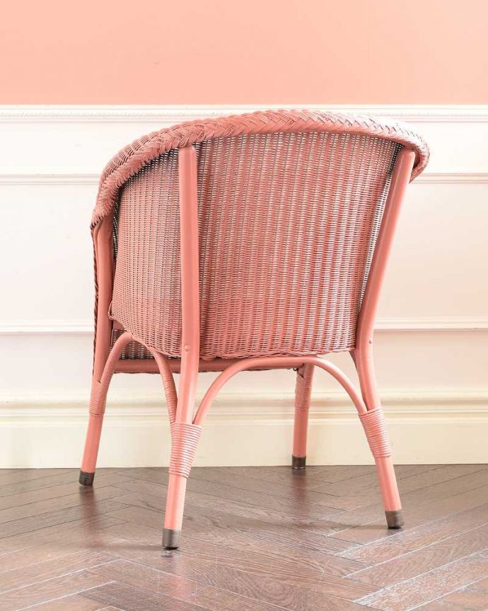 ロイドルーム アンティーク チェア ゆったりと過ごせるイギリスで見つけたアンティークロイドルームチェア。後ろ姿にも自信があります!アンティークは新品ではないので経年変化によるキズはありますが、専門の職人が目立たないようキレイにお直しをしているので、後姿までキレイです。(k-1600-c)