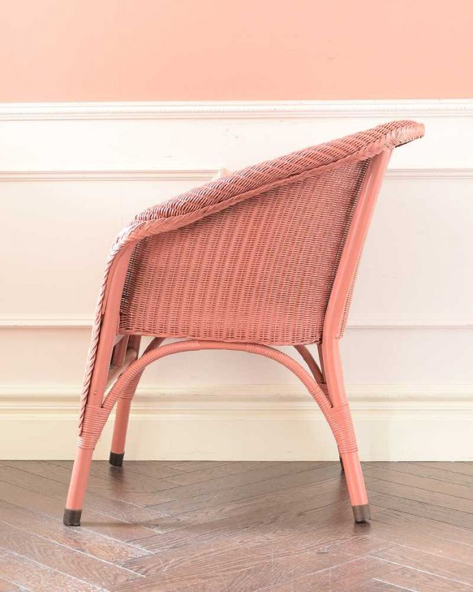 ロイドルーム アンティーク チェア ゆったりと過ごせるイギリスで見つけたアンティークロイドルームチェア。横から見るとこんな感じです背もたれがゆるやかにカーブしているので、深く腰掛けるとよりリラックスできます。(k-1600-c)