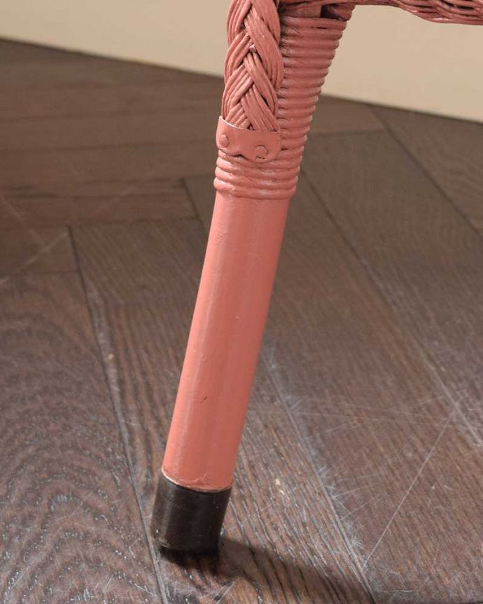 ロイドルーム アンティーク チェア ゆったりと過ごせるイギリスで見つけたアンティークロイドルームチェア。床を滑らせて移動出来ますHandleではアンティークチェアの脚の裏にフェルトキーパーをお付けしています。(k-1600-c)