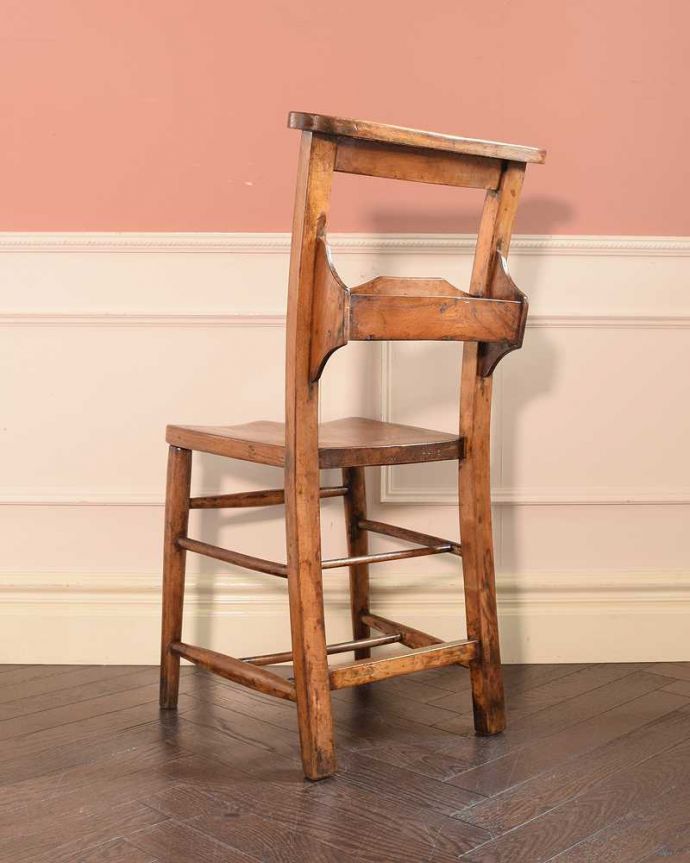 チャーチチェア　アンティーク チェア　イギリス輸入のアンティーク椅子、聖書ボックス付きのチャペルチェア。後ろ姿にも自信があります！教会でズラーっと並べられていた感じで後ろから眺めてみましょう。(k-1603-c)