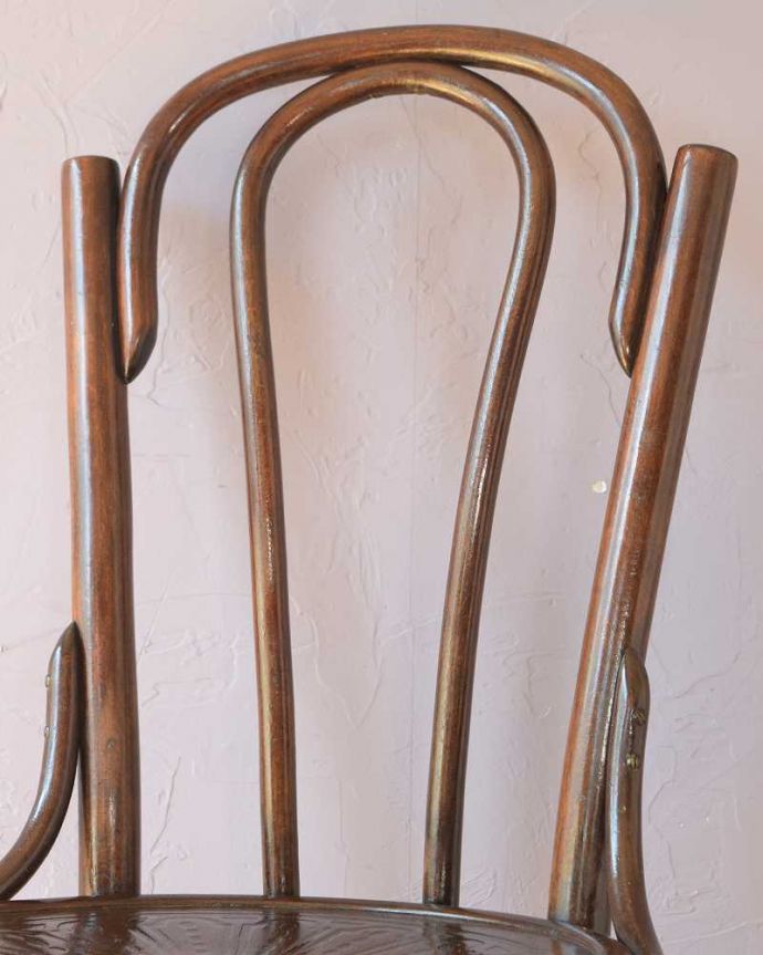 ベントウッドチェア　アンティーク チェア　イギリスで見つけた曲げ木が美しいユーバックタイプのアンティークベントウッドチェア。美しいだけじゃなくて強い！背もたれは木を切り出しているのではなく、1本の木材を蒸気で蒸して曲げているので、繊維が断ち切られず粘りがあって丈夫なんです。(k-1604-c)