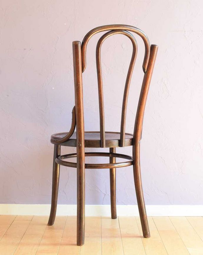 ベントウッドチェア　アンティーク チェア　イギリスで見つけた曲げ木が美しいユーバックタイプのアンティークベントウッドチェア。後ろ姿にも自信があります！アンティークは新品ではないので経年変化によるキズはありますが、しっかり修復して組み直したので安心して座って頂けます。(k-1604-c)