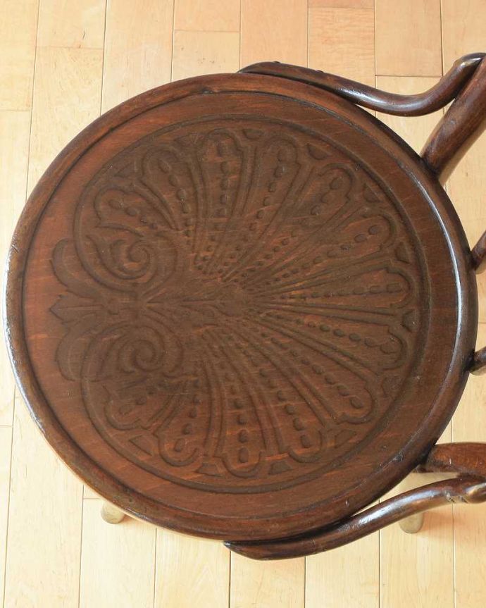 ベントウッドチェア　アンティーク チェア　イギリスで見つけた曲げ木が美しいユーバックタイプのアンティークベントウッドチェア。座面にも個性があります背もたれだけじゃなく座面にも注目！丸みを帯びた可愛い座面がベントウッドの特長です。(k-1604-c)