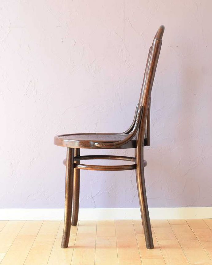 ベントウッドチェア　アンティーク チェア　イギリスで見つけた曲げ木が美しいユーバックタイプのアンティークベントウッドチェア。横顔も英国らしいカッコよさ英国のパブの雰囲気たっぷりのベントウッドチェアは、横から見てもカッコイイんです。(k-1604-c)