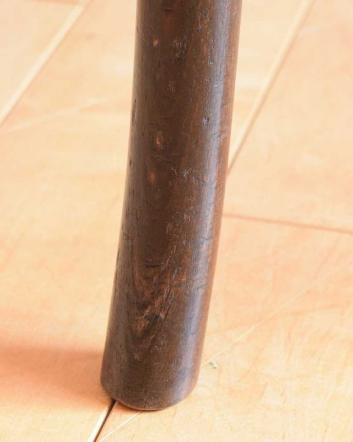 ベントウッドチェア　アンティーク チェア　イギリスで見つけた曲げ木が美しいユーバックタイプのアンティークベントウッドチェア。床を滑らせて移動出来ますHandleではアンティークチェアの脚の裏にフェルトキーパーをお付けしています。(k-1604-c)