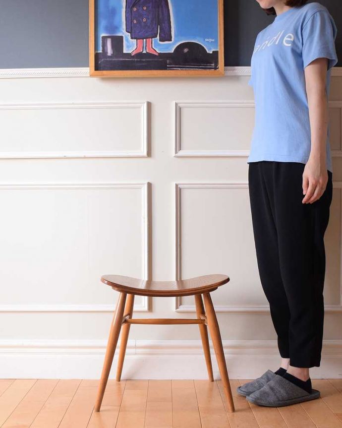 アーコールチェア　アンティーク チェア　ちょっとめずらしいアーコール、ハの字になった脚がお洒落なスツール。気軽に使えるから、みんなに人気！背もたれがないスツールは気軽にどんな場所でも使えるから人気モノです。(k-1606-c)