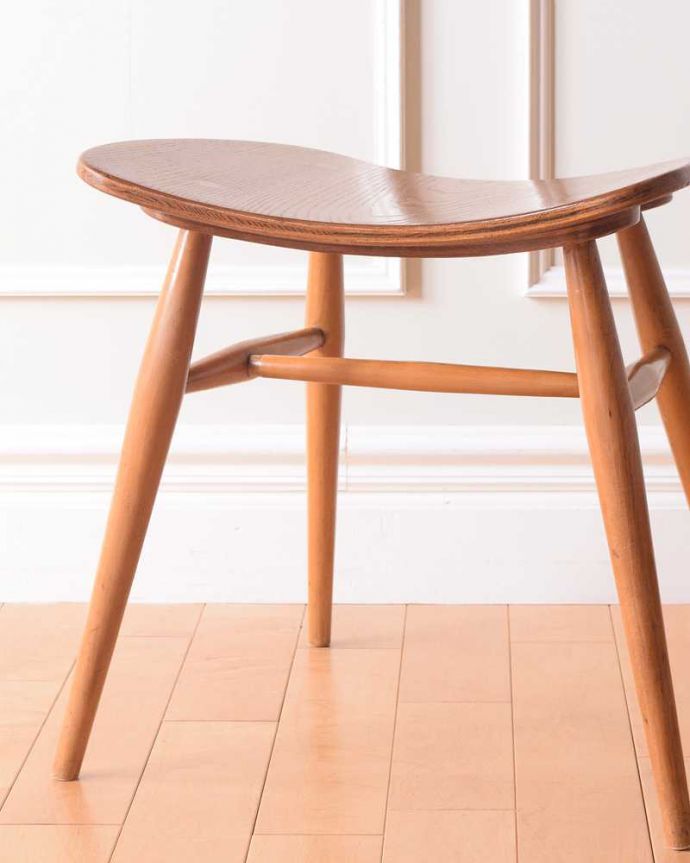 アーコールチェア　アンティーク チェア　ちょっとめずらしいアーコール、ハの字になった脚がお洒落なスツール。しっかり修復しましたアンティークなので経年変化によるキズはありますが、専門の職人が全部を組み直して修復しているので安心してお使いください。(k-1606-c)