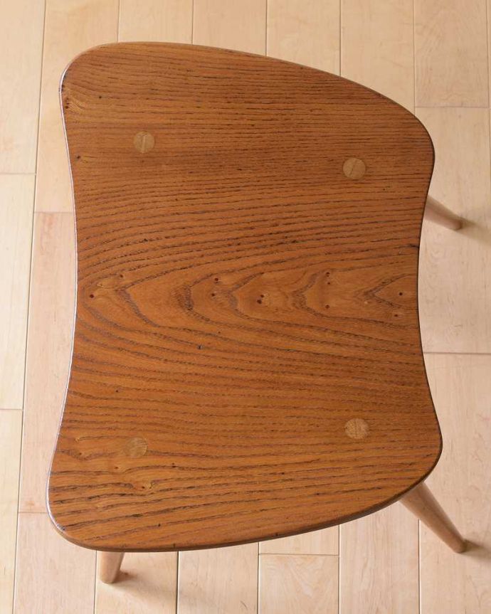 アーコールチェア　アンティーク チェア　ちょっとめずらしいアーコール、ハの字になった脚がお洒落なスツール。丸みのある座面座ったり、荷物を置いたり、お花を飾ったり・・・いろいろ使えるアイテムです。(k-1606-c)