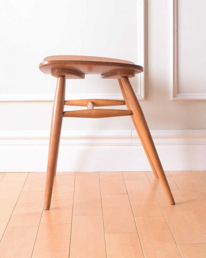 アーコールチェア　アンティーク チェア　ちょっとめずらしいアーコール、ハの字になった脚がお洒落なスツール。360度、どこから見ても美しい脚もしっかり組まれているのがわかります。(k-1606-c)