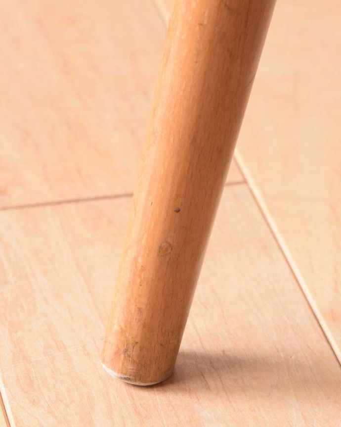 アーコールチェア　アンティーク チェア　ちょっとめずらしいアーコール、ハの字になった脚がお洒落なスツール。移動もラクラクの理由は…Handleではアンティークチェアの脚の裏にフェルトキーパーをお付けしています。(k-1606-c)