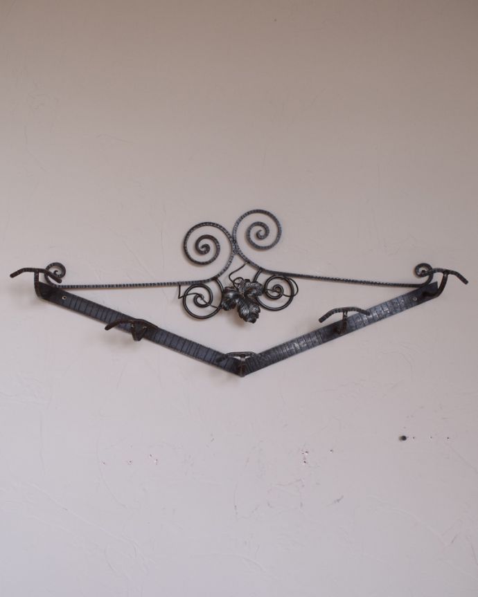 ウォールシェルフ・ウォールハンガー　アンティーク家具　葡萄の葉が素敵なフランス輸入のアイアン製アンティークのハンガーフック。壁のオシャレを楽しみましょう空いている壁に取り付けるだけでなんだかワクワクしちゃう優雅さが魅力です。(k-1607-f)