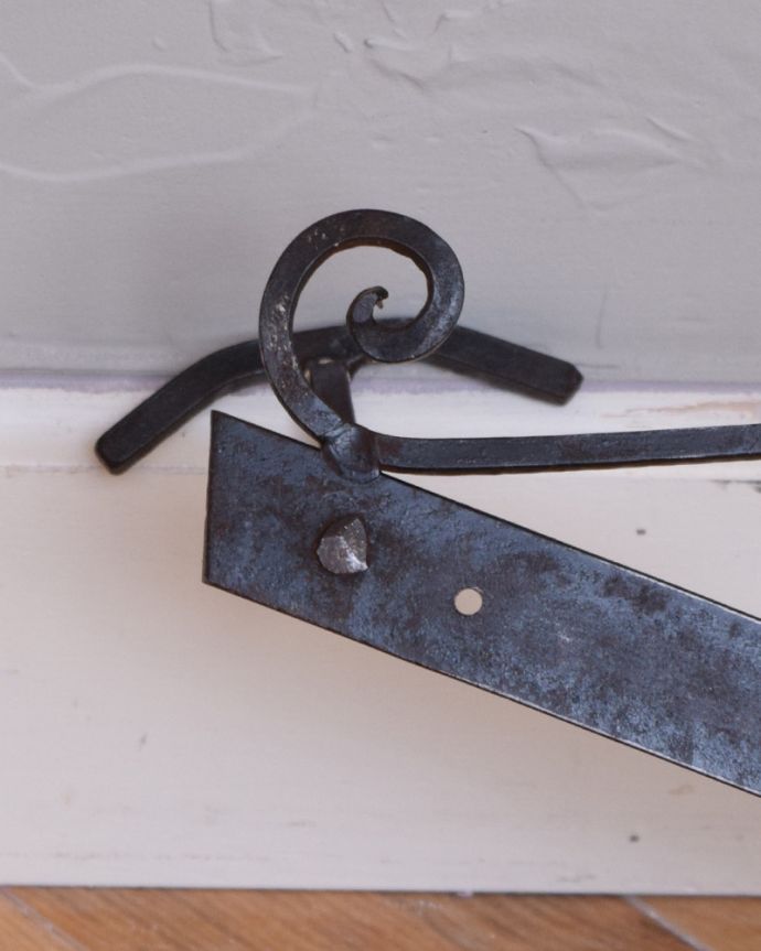 ウォールシェルフ・ウォールハンガー　アンティーク家具　葡萄の葉が素敵なフランス輸入のアイアン製アンティークのハンガーフック。カンタンに取り付け出来ます。(k-1607-f)