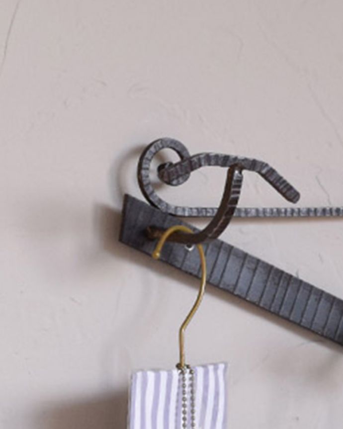 ウォールシェルフ・ウォールハンガー　アンティーク家具　葡萄の葉が素敵なフランス輸入のアイアン製アンティークのハンガーフック。いろいろ便利に使える仕掛けオリジナルのフックは形も色もアンティークらしく素敵。(k-1607-f)