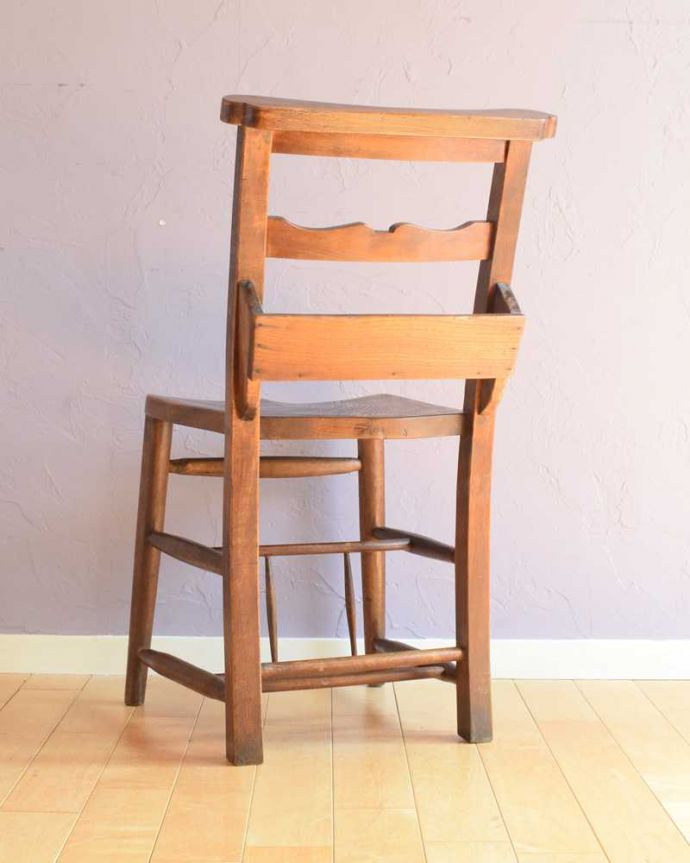 チャペルチェアの後ろ姿