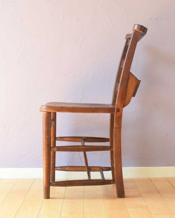 チャーチチェアの横顔