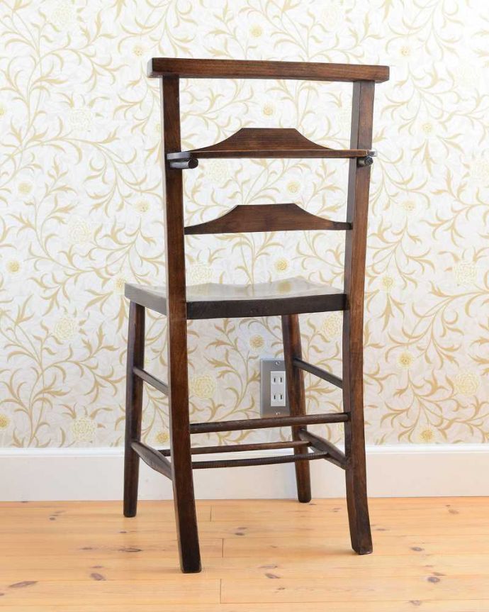 背もたれのラインがオシャレなイギリスで見つけたアンティークの