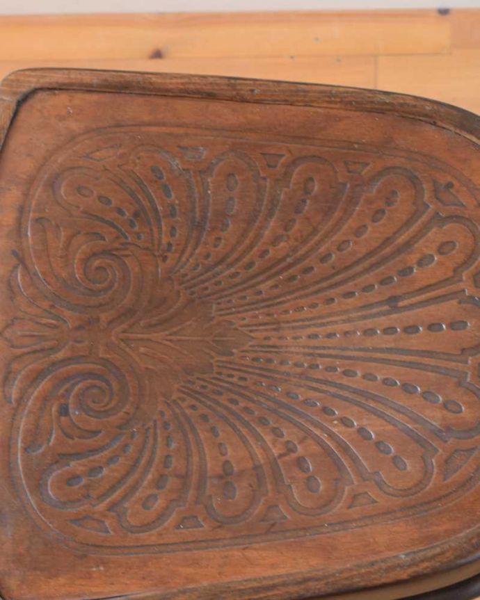 ベントウッドチェア アンティーク チェア 英国のアンティーク椅子、曲げ木が美しいベントウッドチェア(トーネットチェア)。近くで見てみるとそれぞれ模様が違うベントウッドチェアの座面。(k-1612-c)