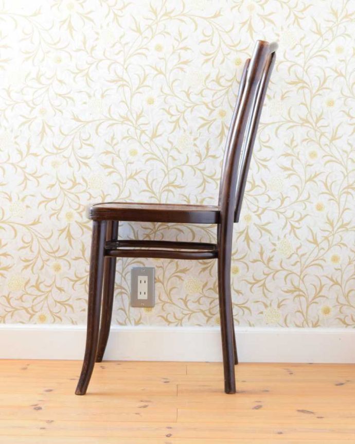 ベントウッドチェア アンティーク チェア 英国のアンティーク椅子、曲げ木が美しいベントウッドチェア(トーネットチェア)。横顔も英国らしいカッコよさ英国のパブの雰囲気たっぷりのベントウッドチェアは、横から見てもカッコイイんです。(k-1612-c)