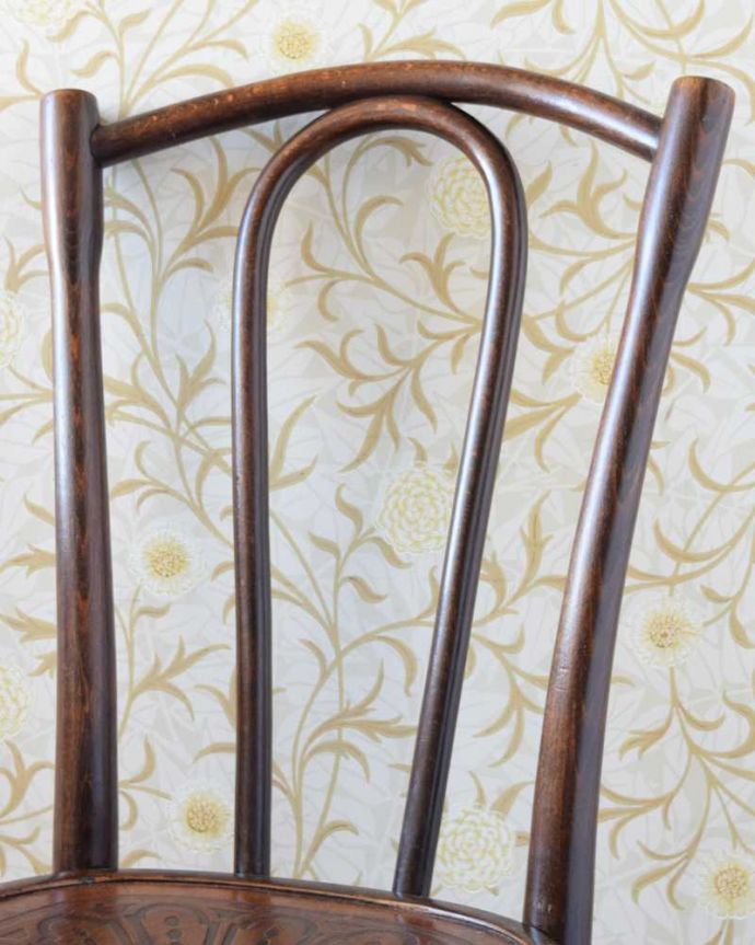 ベントウッドチェア アンティーク チェア 英国のアンティーク椅子、曲げ木が美しいベントウッドチェア(トーネットチェア)。美しいだけじゃなくて強い!背もたれは木を切り出しているのではなく、1本の木材を蒸気で蒸して曲げているので、繊維が断ち切られず粘りがあって丈夫なんです。(k-1612-c)