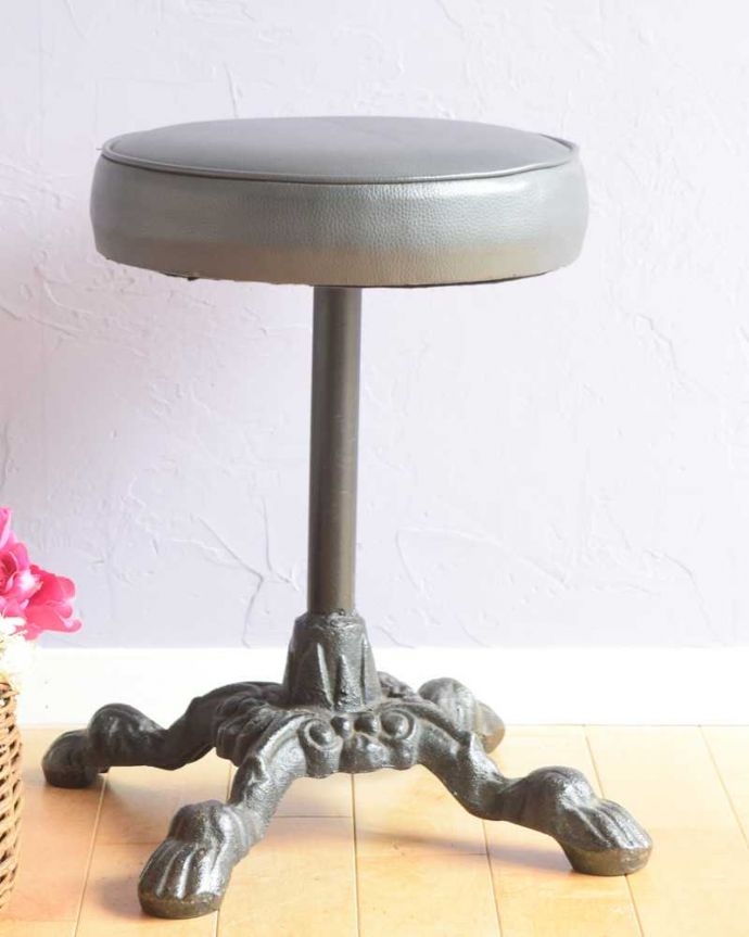 スツール・オットマン アンティーク チェア 英国で見つけたかっこいい椅子、アイアン脚のアンティークパブスツール。アイアンが作り出す美しさ重厚なアイアンを使った繊細で女性らしいデザインの足。(k-1613-c)