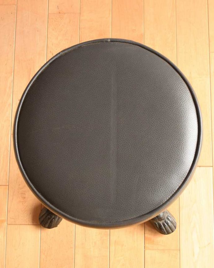 スツール・オットマン アンティーク チェア 英国で見つけたかっこいい椅子、アイアン脚のアンティークパブスツール。いつでも貼り替え出来ますとてもキレイだったので、オリジナルのままです。(k-1613-c)