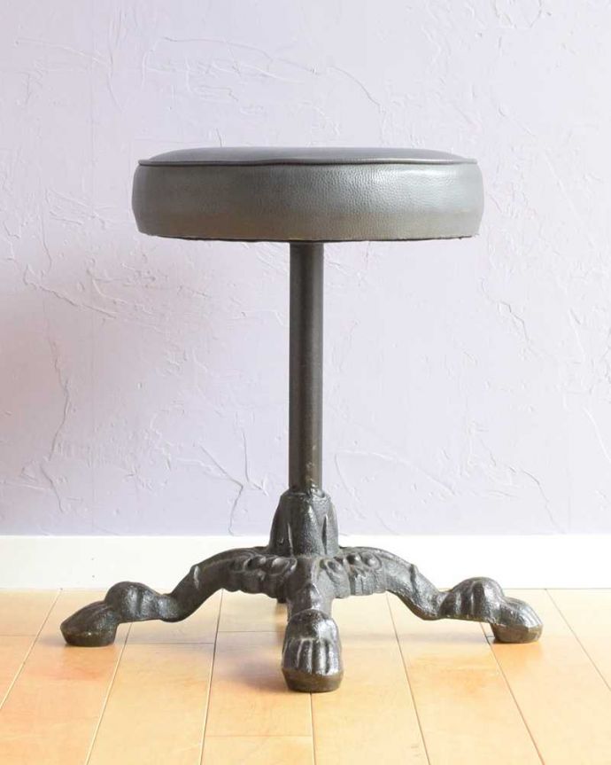 スツール・オットマン アンティーク チェア 英国で見つけたかっこいい椅子、アイアン脚のアンティークパブスツール。360度、どこから見ても美しい重厚なアイアンの脚の美しさが際立って見えます。(k-1613-c)