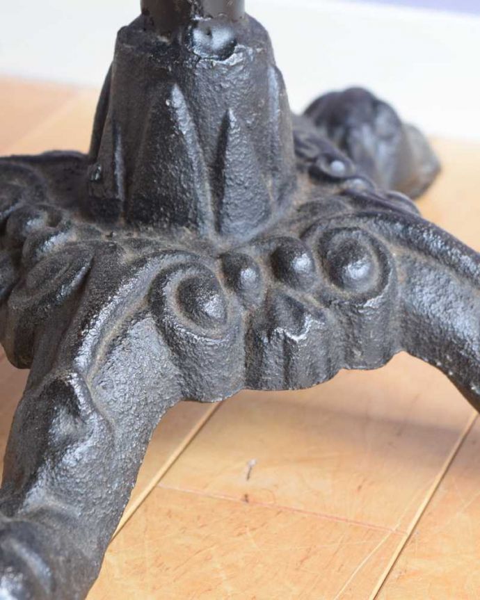 スツール・オットマン アンティーク チェア 英国で見つけたかっこいい椅子、アイアン脚のアンティークパブスツール。。(k-1613-c)