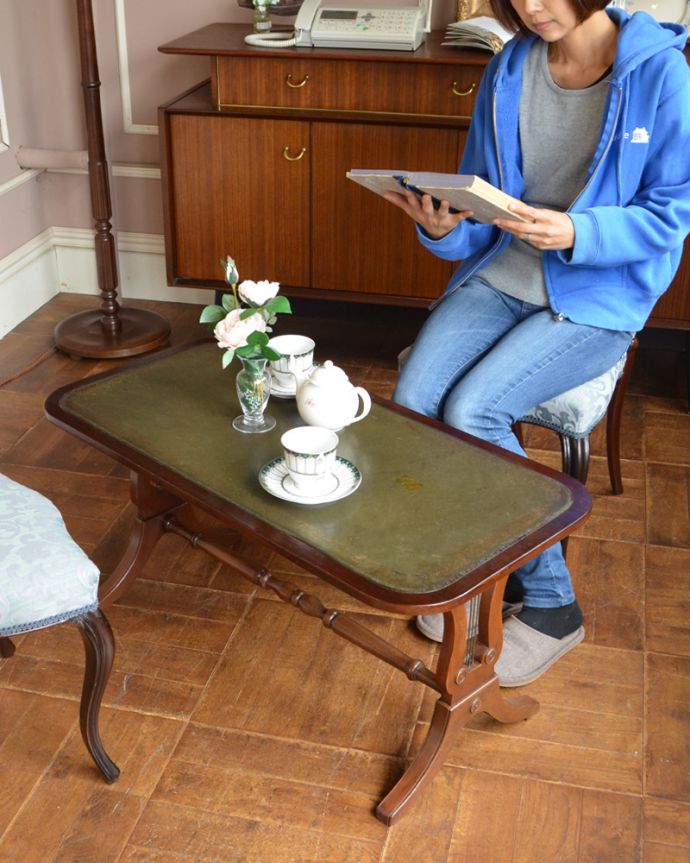 ロイドテーブル　アンティーク家具　クラシカルな雰囲気漂う、レザー張りのアンティークコーヒーテーブル。とっても優雅な雰囲気にうっとりしてしまいます。(k-1613-f)