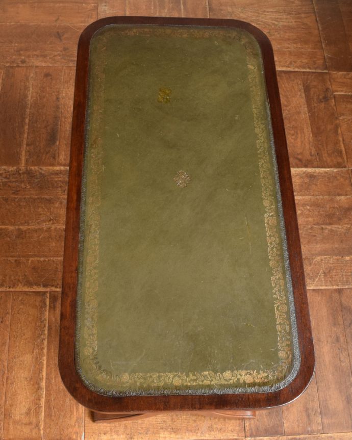 ロイドテーブル　アンティーク家具　クラシカルな雰囲気漂う、レザー張りのアンティークコーヒーテーブル。天板には、落ち着いたグリーンのレザー張られています。(k-1613-f)