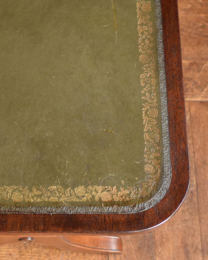 ロイドテーブル　アンティーク家具　クラシカルな雰囲気漂う、レザー張りのアンティークコーヒーテーブル。縁取りはゴールドで飾られています。(k-1613-f)