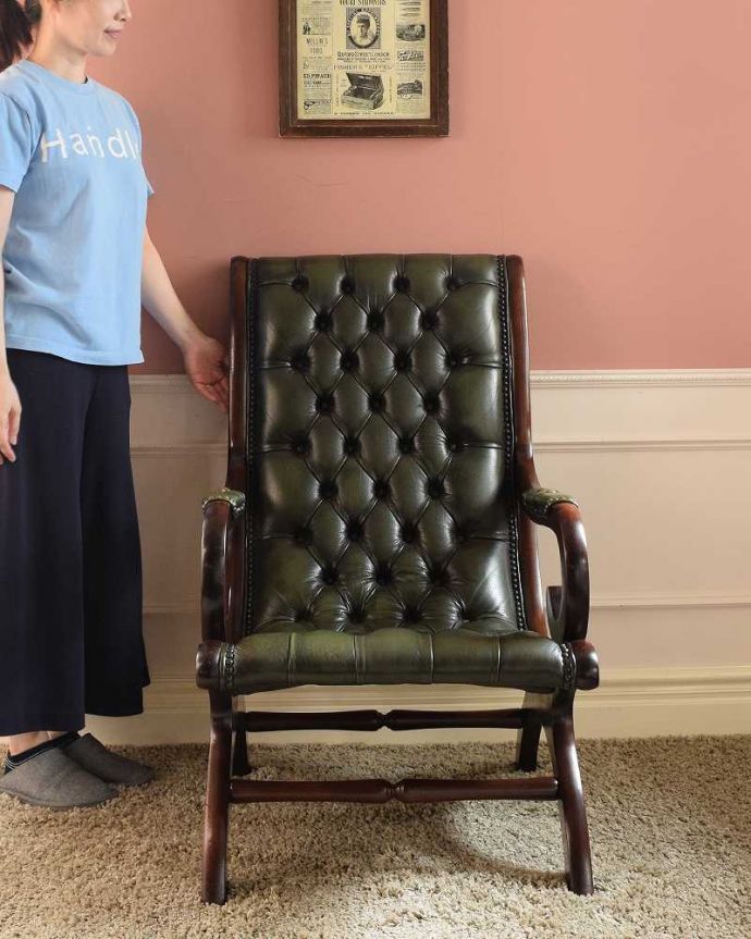 1Pソファ(ラウンジチェア) アンティーク チェア 革張りアンティークチェスターフィールド、カッコいいアームチェア(1人掛けソファ) 。とにかくカッコいい!英国チェスターフィールド高級感漂う究極の一脚。(k-1614-c)
