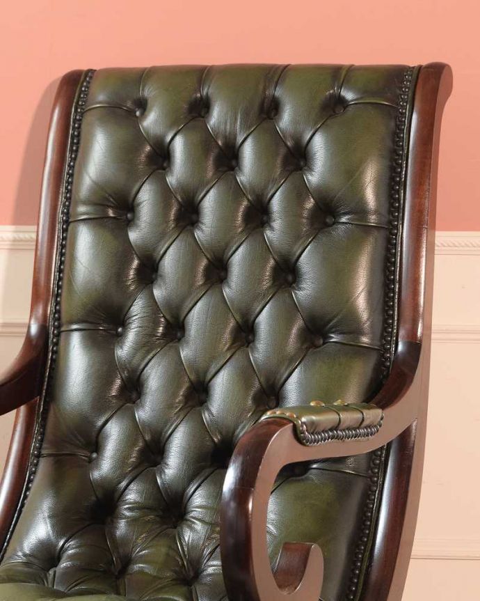 1Pソファ(ラウンジチェア) アンティーク チェア 革張りアンティークチェスターフィールド、カッコいいアームチェア(1人掛けソファ) 。ゆったりと包み込んでくれます時間を忘れてくつろげてしまう掛け心地。(k-1614-c)