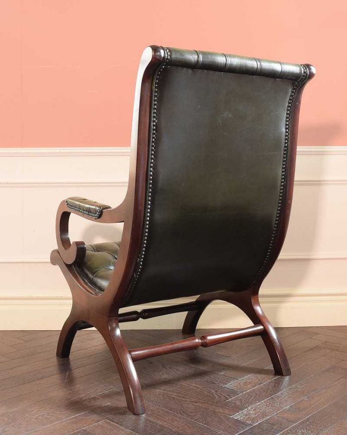 1Pソファ(ラウンジチェア) アンティーク チェア 革張りアンティークチェスターフィールド、カッコいいアームチェア(1人掛けソファ) 。後ろ姿までカッコいいドッシリとカッコいい後ろ姿に惚れ惚れしてしまいます。(k-1614-c)