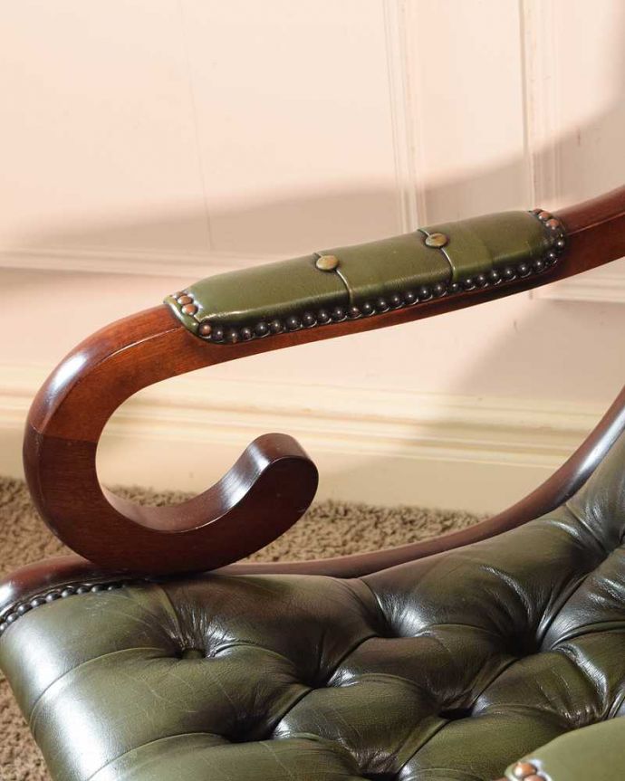 1Pソファ(ラウンジチェア) アンティーク チェア 革張りアンティークチェスターフィールド、カッコいいアームチェア(1人掛けソファ) 。アーム部分もカッコいい肘を掛けておけるアームチェアは座ったときにやっぱりラク。(k-1614-c)