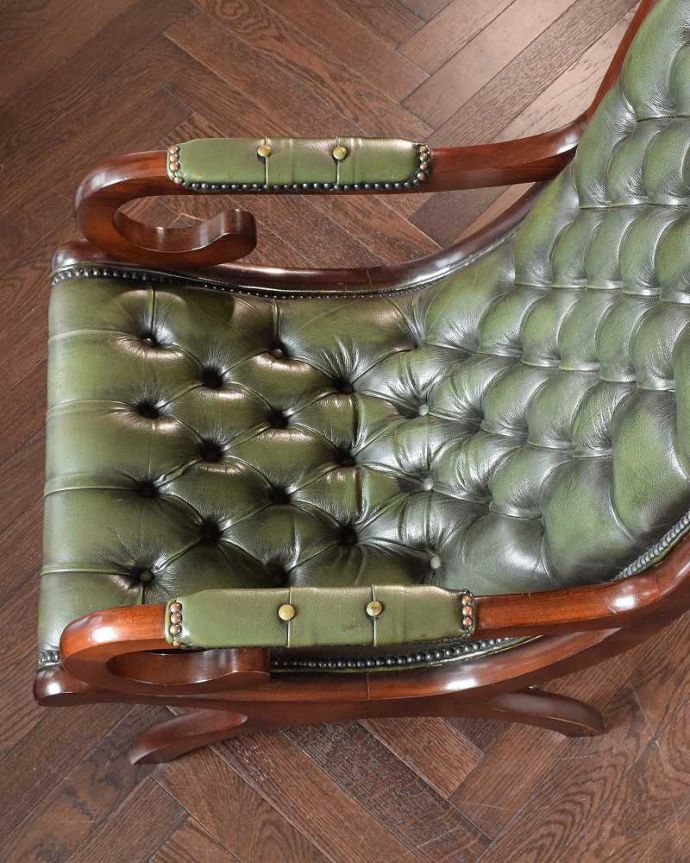 1Pソファ(ラウンジチェア) アンティーク チェア 革張りアンティークチェスターフィールド、カッコいいアームチェア(1人掛けソファ) 。革貼りの座面ヴィンテージなのでキズや汚れはありますが、キレイなものを買い付けて来ています。(k-1614-c)