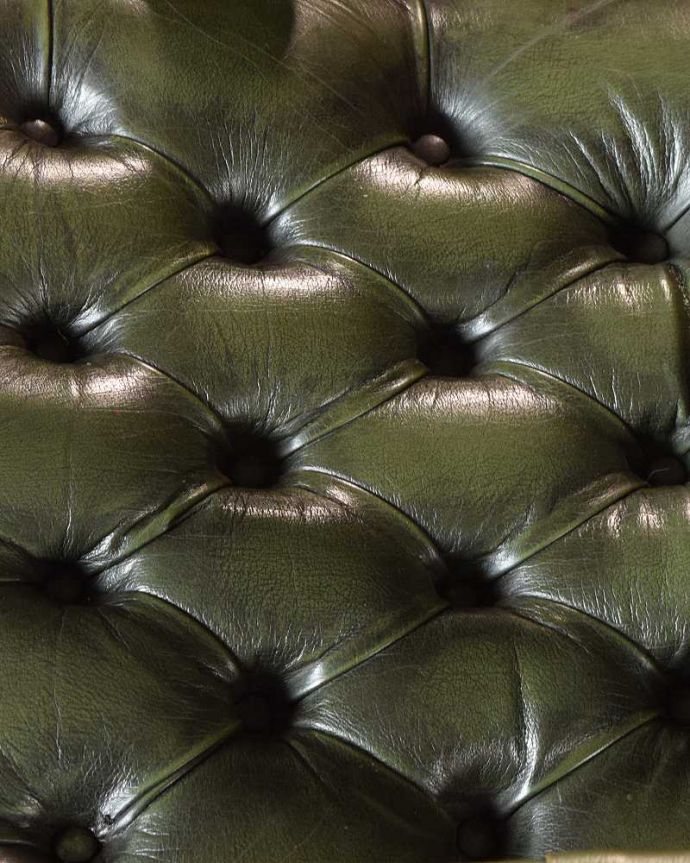 1Pソファ(ラウンジチェア) アンティーク チェア 革張りアンティークチェスターフィールド、カッコいいアームチェア(1人掛けソファ) 。近くで見るとこんな感じ。(k-1614-c)