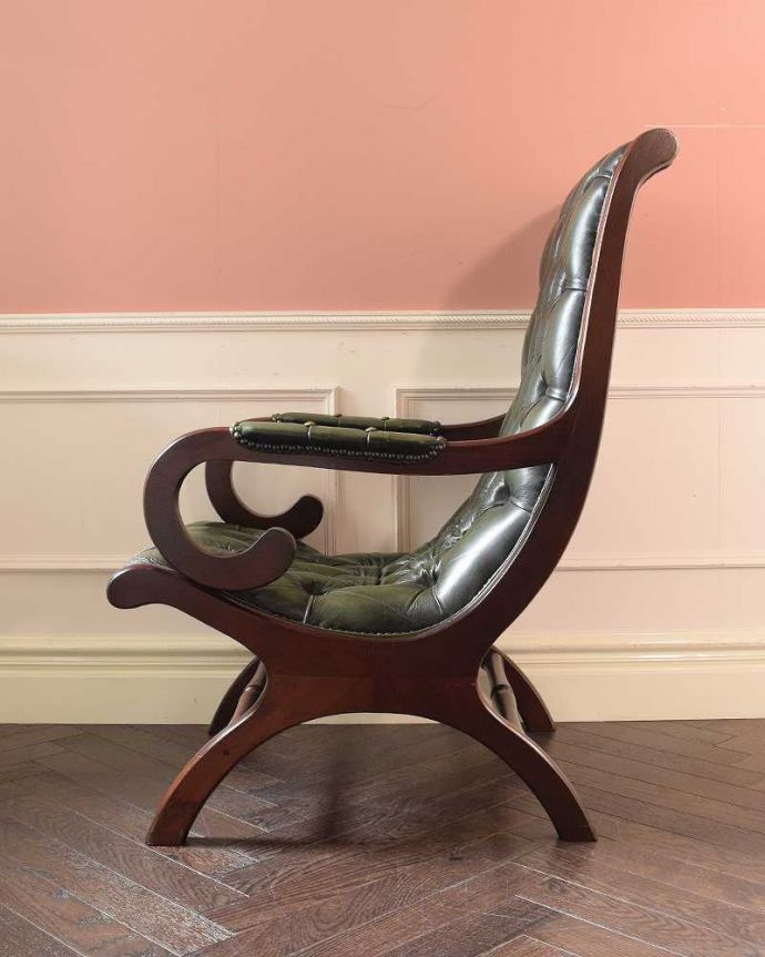 1Pソファ(ラウンジチェア) アンティーク チェア 革張りアンティークチェスターフィールド、カッコいいアームチェア(1人掛けソファ) 。サイドから見ても絵になっちゃう。(k-1614-c)