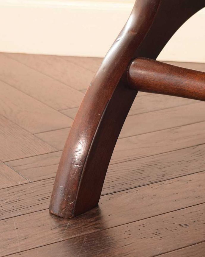 1Pソファ(ラウンジチェア) アンティーク チェア 革張りアンティークチェスターフィールド、カッコいいアームチェア(1人掛けソファ) 。床を滑らせて移動出来ますHandleではアンティークチェアの脚の裏にフェルトキーパーをお付けしています。(k-1614-c)