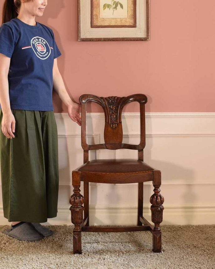ダイニングチェア アンティーク チェア お花の彫が美しいバルボスレッグのアンティークオークチェア。英国の伝統が受け継がれるバルボスレッグの椅子流行を追わない美しいバルボスレッグが英国らしい重厚な雰囲気を作り上げてくれるオーク材のダイニングチェア。(k-1615-c)