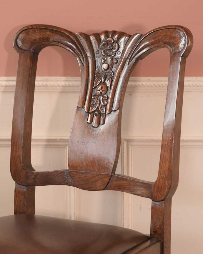 ダイニングチェア アンティーク チェア お花の彫が美しいバルボスレッグのアンティークオークチェア。背もたれには上品な彫脚のデザインとは対照的に背もたれに彫られた女性らしいデザイン。(k-1615-c)