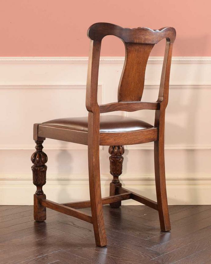 ダイニングチェア アンティーク チェア お花の彫が美しいバルボスレッグのアンティークオークチェア。後ろ姿にも自信アリ!並べた時に後ろから見ることも多い椅子。(k-1615-c)
