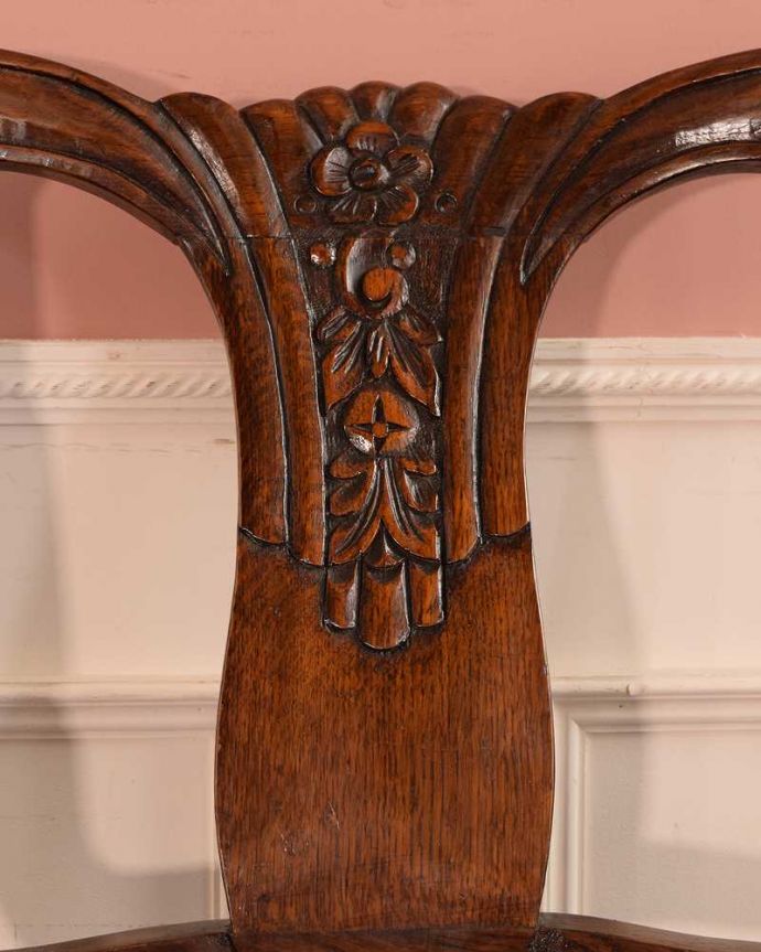 ダイニングチェア アンティーク チェア お花の彫が美しいバルボスレッグのアンティークオークチェア。うっとりするほど細かい細工まだ機械の発達していない時代に、手作業で作られた細かい細工。(k-1615-c)