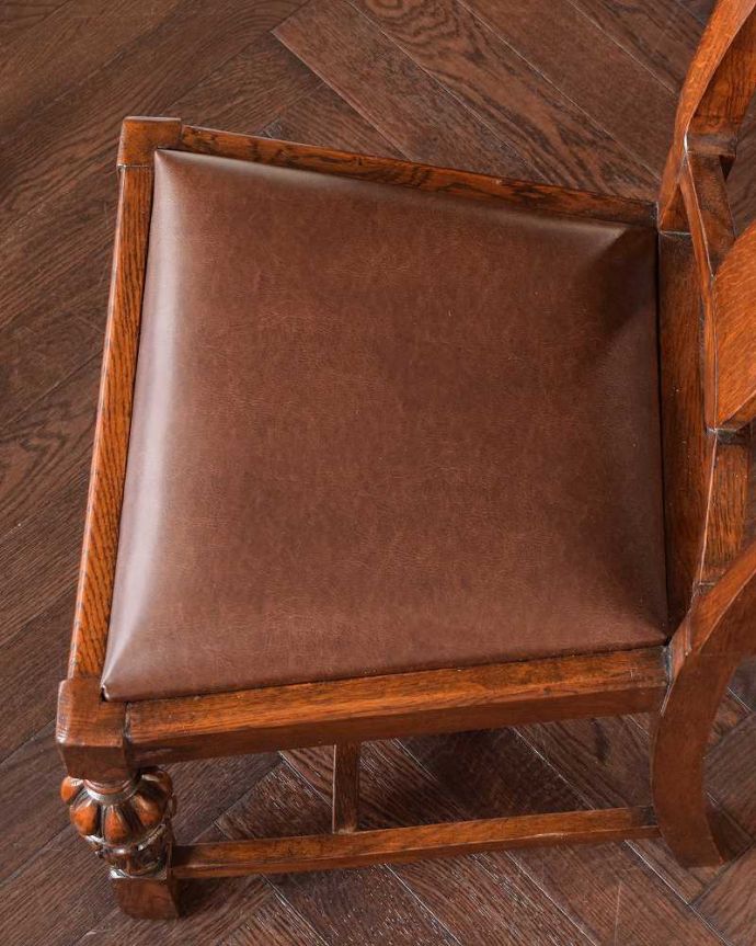 ダイニングチェア アンティーク チェア お花の彫が美しいバルボスレッグのアンティークオークチェア。座面を上から見るとこんな感じ座面は布貼りなので、長時間座っても疲れません。(k-1615-c)