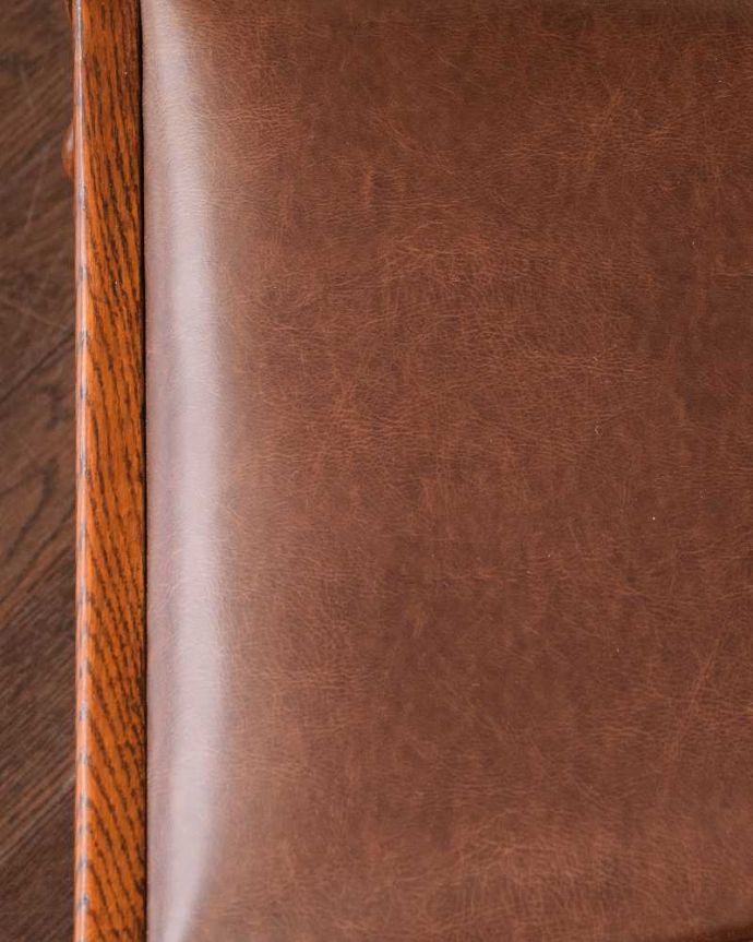 ダイニングチェア アンティーク チェア お花の彫が美しいバルボスレッグのアンティークオークチェア。生地のセレクトにもこだわりました優雅なアンティークチェアの雰囲気をそのままに、一番似合う貼り座をじっくり選びました。(k-1615-c)