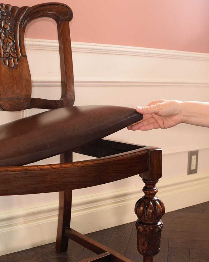 ダイニングチェア アンティーク チェア お花の彫が美しいバルボスレッグのアンティークオークチェア。取り外しできる座面座面の取り外しが簡単に出来るようになっています。(k-1615-c)